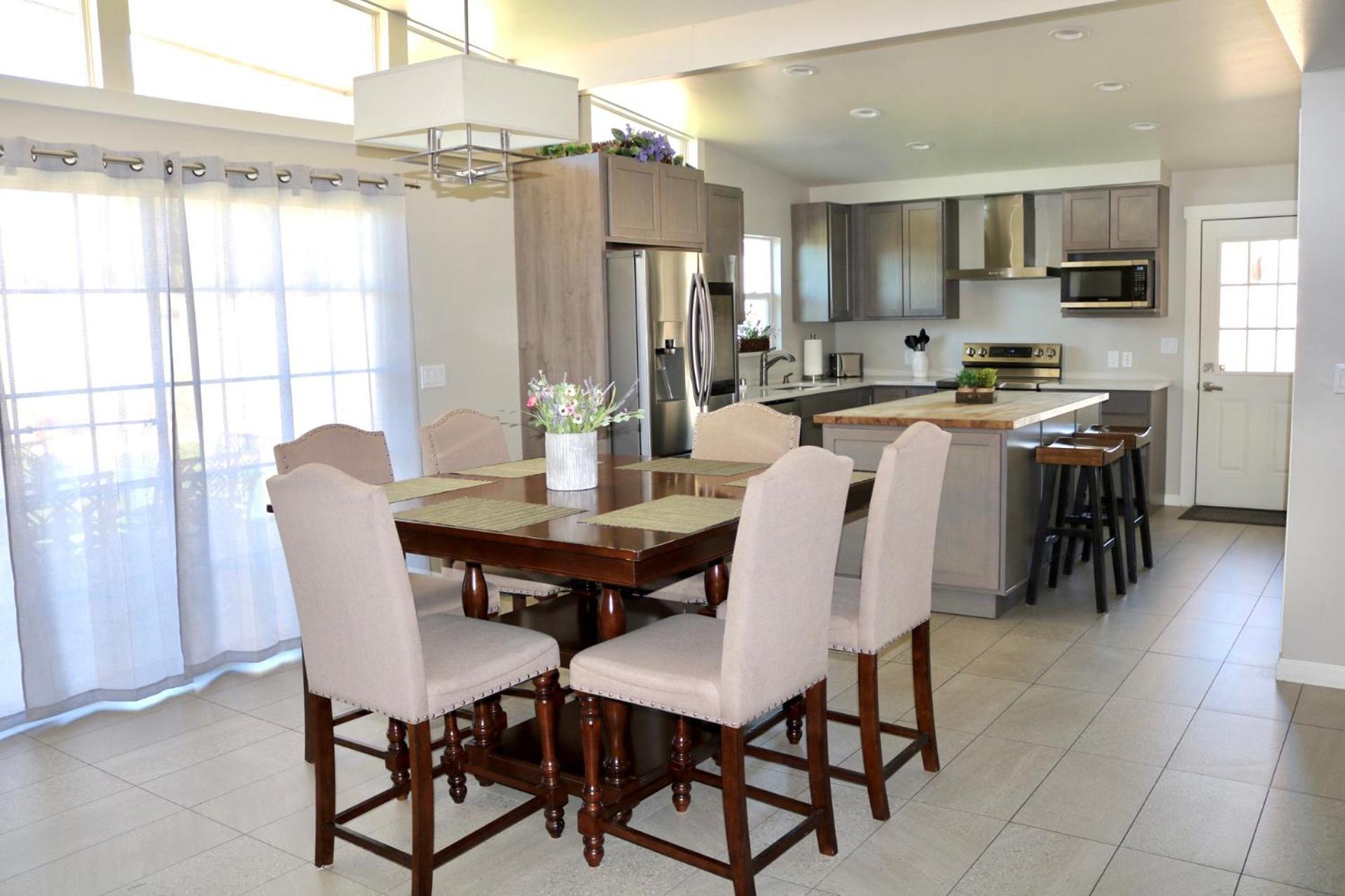 Sleek, Modern Designer 3 *